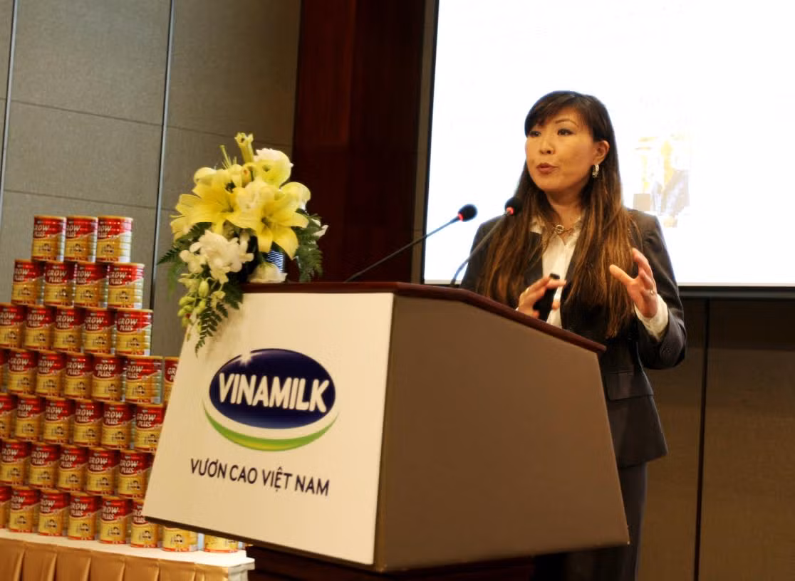 Tiến sĩ Haeri Roh Schmidt, Giám Đốc Bộ Phận Sức Khỏe & Dinh Dưỡng Đông Nam Á, tập đoàn dinh dưỡng DSM Thụy Sỹ trình bày tại Hội thảo về những giải pháp sử dụng vi chất dinh dưỡng mới, giúp cải thiện thể trạng, miễn dịch và hệ tiêu hóa cho trẻ suy dinh dưỡng thấp còi.