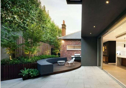 Với khoảng sân rộng, bạn có thể bố trí khu thư giãn thoải mái theo ý thích của mình.