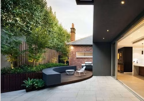 Với khoảng sân rộng, bạn có thể bố trí khu thư giãn thoải mái theo ý thích của mình.