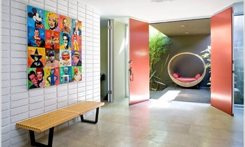 Một chiếc ghế tròn dạng võng giúp bạn có không gian riêng tư để nghỉ ngơi.