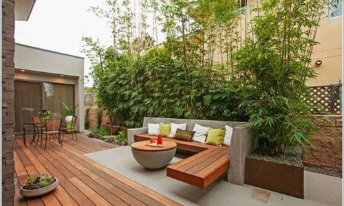 Bạn có thể đặt ghế dài ngoài trời và chọn một số chiếc gối ôm màu sắc nhã nhặn như xanh, trắng.