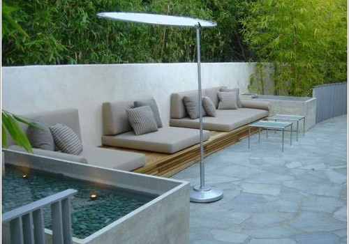 Khu ghế nghỉ nằm cạnh bể nước tại cảm giác mát mẻ.