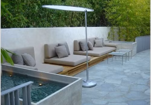 Khu ghế nghỉ nằm cạnh bể nước tại cảm giác mát mẻ.