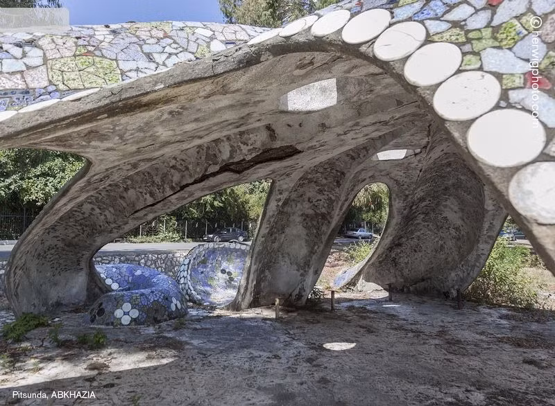 Trạm xe buýt ở Pitsunda, Abkhazia, trông giống một hang động.