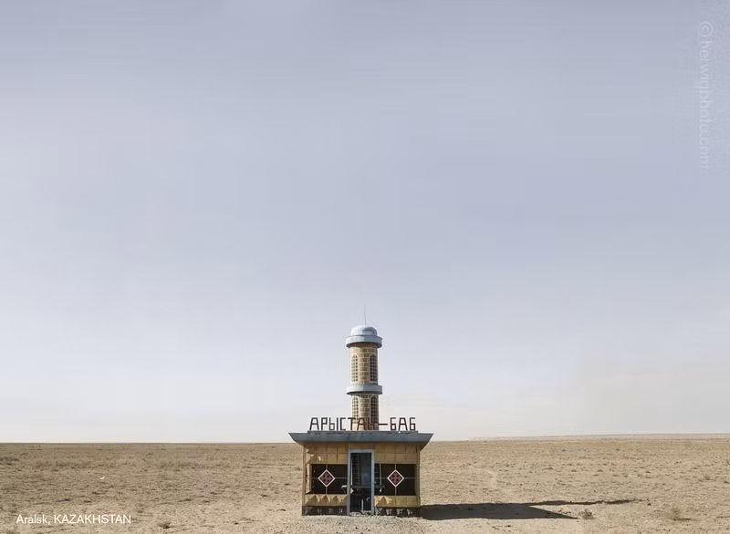 Một bến xe buýt ở Aral, Kazakhstan.