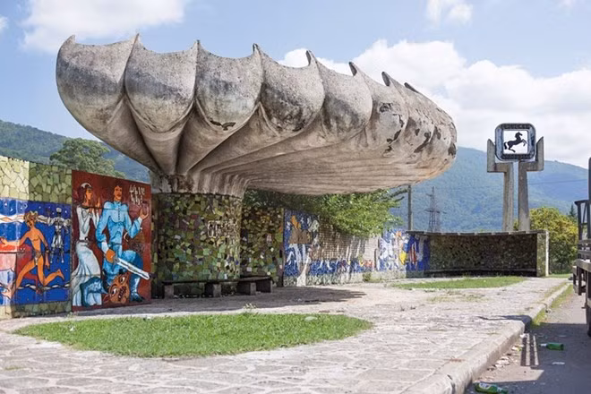 Bến xe buýt hình móng quái thú Pitsunda, Abkhazia.