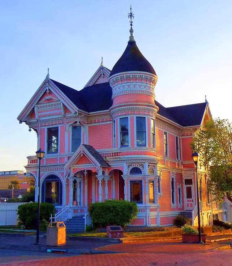 Biệt thự màu hồng mộng mơ.