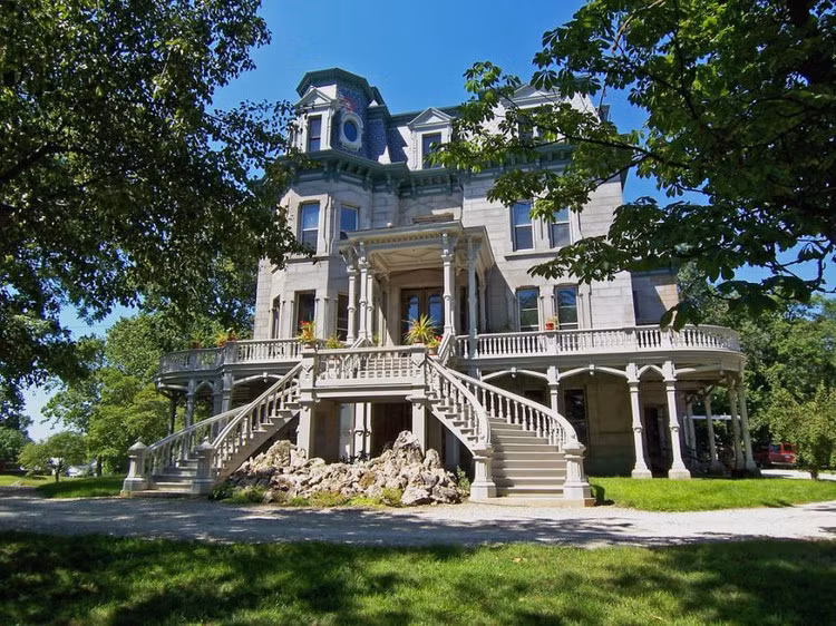 Sở hữu một dinh thự được bao quanh bởi những lùm cây xanh mát là điều mơ ước của nhiều người.