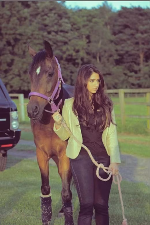 Cô yêu thích thơ ca, du lịch và yêu động vật. Cũng giống như vua cha và các người anh của mình, công chúa Maryam cũng rất thích cưỡi ngựa.