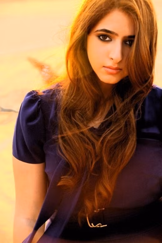 Công chúa xinh đẹp này có đôi mắt to tròn, đen láy, lôi cuốn.