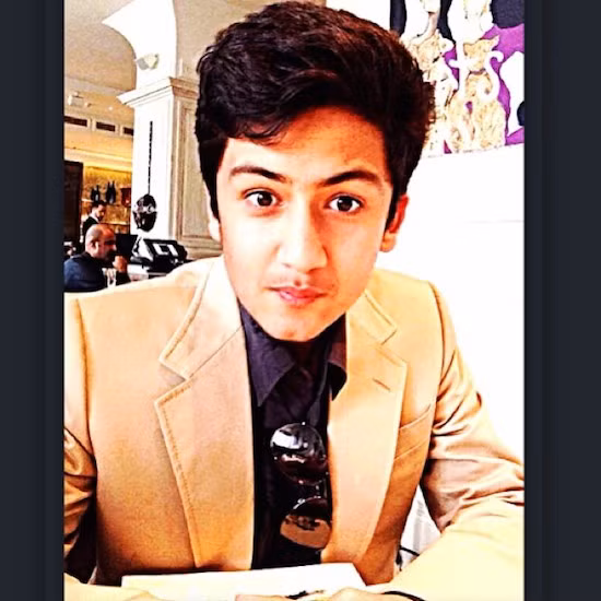 Chính vì vậy, Abbas Hussain Sajwani được sống trong nhung lụa từ bé với nhà biệt thự, siêu xe, điện thoại đắt tiền, quần áo hàng hiệu...