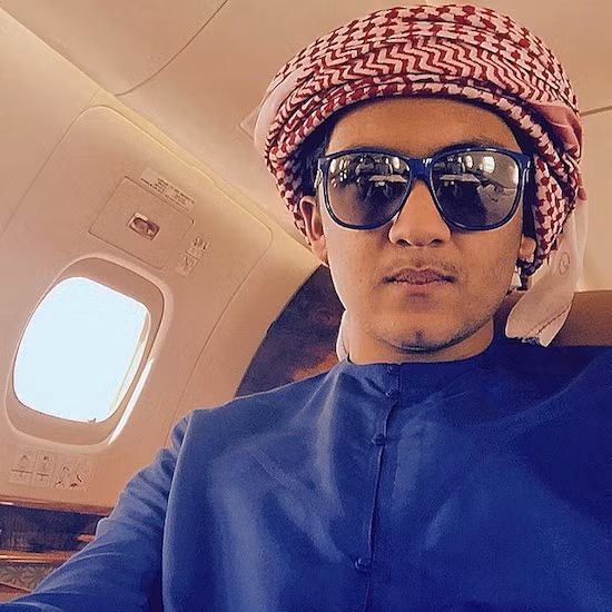 Trong tương lai, anh là người thừa kế gia tài khổng lồ từ người cha của mình. Abbas thường xuyên đi du lịch khắp nơi với những chiếc chuyên cơ riêng sang trọng. Nếu không dùng chuyên cơ, anh sẽ ngồi trong những khoang thương gia xa xỉ bậc nhất trên các chuyến bay của hãng hàng không Emirates (Dubai).