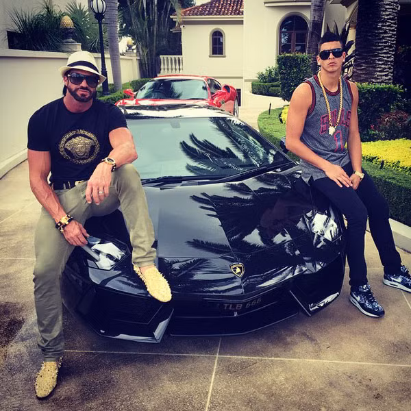 Beynon sở hữu những chiếc xe đắt tiền như Rolls-Royce Ghost, Lamborghini Aventador LP700-4, Ferrari F430, Bentley và Audi. Phần lớn những chiếc xế “xịn” của ông Beynon đều được sơn màu đen bóng và hầm hố. Chỉ riêng chiếc siêu xe Ferrari F430 lại được sơn màu đỏ rực rỡ.