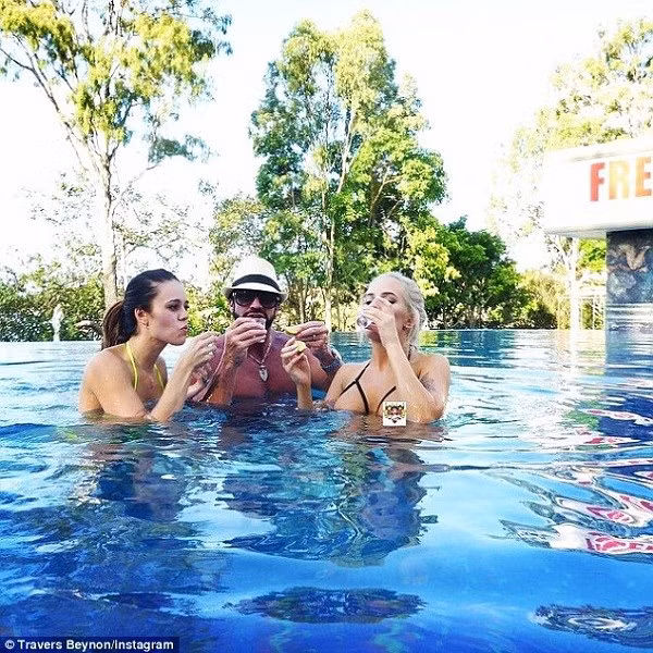 Những hình ảnh về thói ăn chơi thác loạn của Beynon nhận được nhiều ý kiến trái triều.