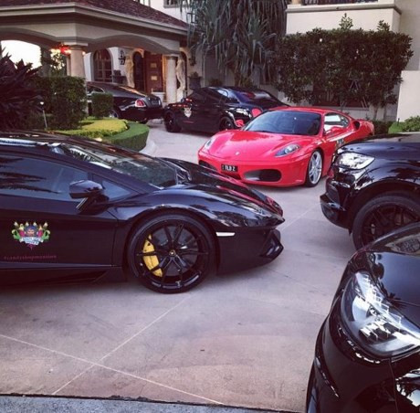 Chính cuộc sống giàu có và sự ăn chơi quá độ mà triệu phú Travers Beynon nhanh chóng nổi tiếng trên mạng xã hội.