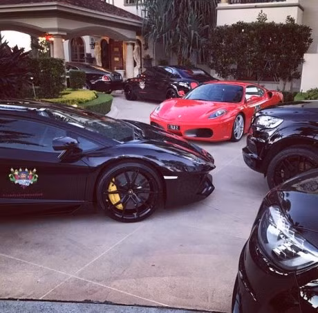 Chính cuộc sống giàu có và sự ăn chơi quá độ mà triệu phú Travers Beynon nhanh chóng nổi tiếng trên mạng xã hội.