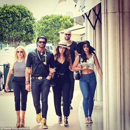 Beynon thường xuyên khoe ảnh đi mua sắm cùng các chân dài.