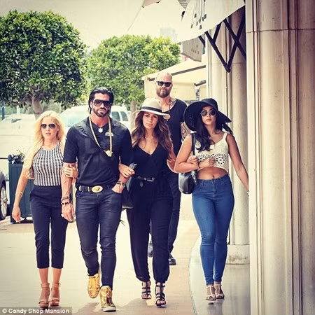 Beynon thường xuyên khoe ảnh đi mua sắm cùng các chân dài.