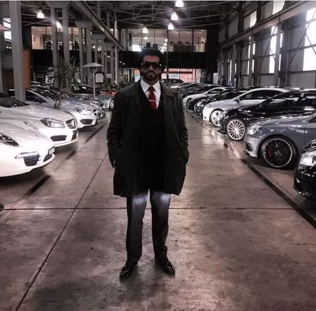 Travers Beynon mới nổi lên gần đây sau khi đăng tải những hình ảnh chụp lối sống xa hoa, gồm các bữa tiệc thác loạn tại nhà với nhiều cặp chân dài khỏa thân và cả bộ sưu tập ô tô khổng lồ.