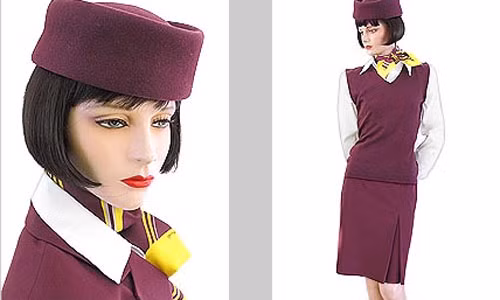 Điểm nhấn của bộ trang phục này là một chiếc khăn kẻ màu mận chín-vàng và một chiếc mũ đội đồng màu với áo váy.