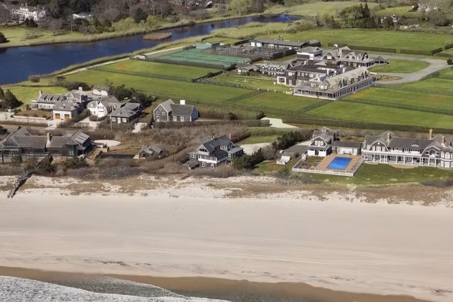 The Hamptons - Long Island, Mỹ: Những biệt thự nằm trong " thiên đường nghỉ dưỡng" The Hamptons bên bờ biển Long Island (Mỹ) là nơi các tỷ phú luôn muốn tới để nghỉ ngơi. Những biệt thự sát bờ biển với đất đai rộng lớn tại the Hamptons là nơi tổ chức các bữa tiệc, hội họp, săn bắn của giới tài phiệt.