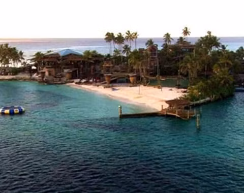 Nygard Cay, Bahamas: Nygard Cay là tài sản của triệu phú người Canada - Peter Nygard, ông nổi tiếng với thương hiệu quần áo dành cho phái nữ. Đảo Nygard Cay có một chiếc Boeing 727, có thể đưa đón du khách từ bất cứ nơi nào trên thế giới đến Sân bay Quốc tế Nassau. Tại đó, một chiếc limousine hoặc Hummer sẽ chờ sẵn để đưa họ về khu nghỉ dưỡng.