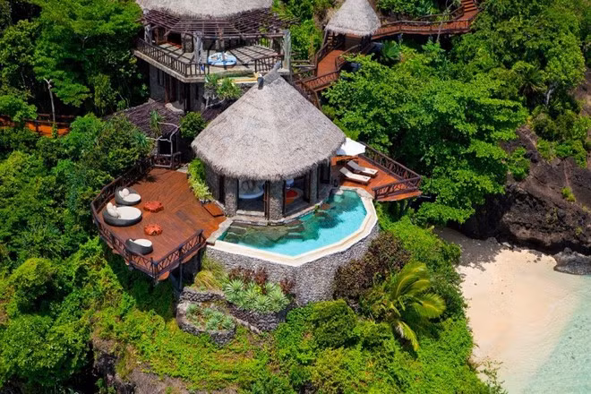 Đảo Laucala, Cộng hòa Fiji: Đảo Laucala trước đây thuộc sở hữu của Malcolm Forbes - nhà xuất bản tạp chí Forbes. Từ khi ông qua đời, hòn đảo được Dietrich Mateschitz - người đứng đầu Công ty đồ uống Red Bull Energy mua lại. Hòn đảo chỉ có ít biệt thự với chi phí thuê dao động 7.000-36.000 USD/ngày.