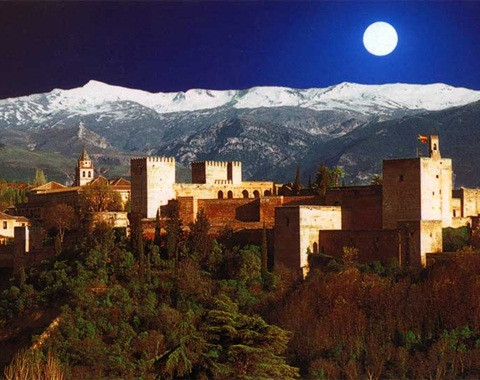 Quần đảo Grenada: Grenada là một quần đảo tọa lạc tai phía Đông Bắc của Venezuela ở vùng biển Caribê. Grenada được biết đến là một quốc đảo thanh bình, với những cảnh quan tự nhiên tuyệt đẹp. Nơi đây được thiên nhiên ban tặng với vẻ đẹp hoang sơ nhưng vô cùng lôi cuốn. Giới siêu giàu thường thuê toàn bộ hòn đảo và cả một du thuyền để du ngoạn dài ngày quanh đảo.