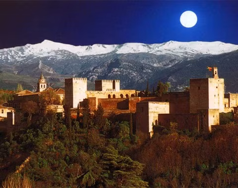 Quần đảo Grenada: Grenada là một quần đảo tọa lạc tai phía Đông Bắc của Venezuela ở vùng biển Caribê. Grenada được biết đến là một quốc đảo thanh bình, với những cảnh quan tự nhiên tuyệt đẹp. Nơi đây được thiên nhiên ban tặng với vẻ đẹp hoang sơ nhưng vô cùng lôi cuốn. Giới siêu giàu thường thuê toàn bộ hòn đảo và cả một du thuyền để du ngoạn dài ngày quanh đảo.