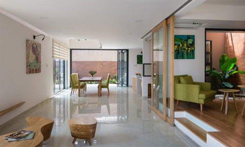 Đồng thời, ngôi nhà cũng khá hài hòa với thiên nhiên khi cây cối được trồng đan xen ở các ngóc ngách trong nhà.