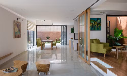 Đồng thời, ngôi nhà cũng khá hài hòa với thiên nhiên khi cây cối được trồng đan xen ở các ngóc ngách trong nhà.