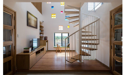 Toàn bộ căn nhà được thiết kế như là một tác phẩm điêu khắc. Việc bố trí những ô cửa sổ gạch kính đầy màu sắc một cách ngẫu nhiên khiến cho các ngôi nhà trở nên thú vị và thu hút sự chú ý.