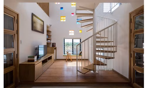 Toàn bộ căn nhà được thiết kế như là một tác phẩm điêu khắc. Việc bố trí những ô cửa sổ gạch kính đầy màu sắc một cách ngẫu nhiên khiến cho các ngôi nhà trở nên thú vị và thu hút sự chú ý.