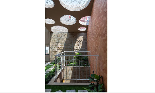 Các ô thoáng trên tầng mái giúp ngôi nhà đón nhận được ánh sáng tự nhiên vào ban ngày.