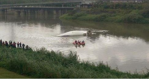 Ben trong may bay ATR 72-600 vua roi o Dai Loan