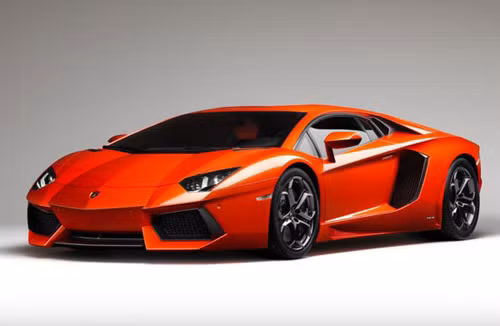 Một trong bộ sưu tập siêu xe của hoàng tử này là chiếc Rolls Royce Phantom được bọc gỗ sồi, màn hình LCD, có tủ đựng rượu vang Pháp hảo hạng.