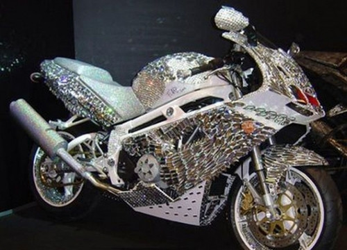 Chiếc Ducati đắt nhất thế giới có lẽ cũng chính là chiếc xe của hoàng tử Al Waleed bin Talan với chi phí hơn 5 triệu USD. Chiếc xe đúng gu thẩm mỹ xa hoa của hoàng tử Ả Rập khi được nạm toàn bộ bằng kim cương.