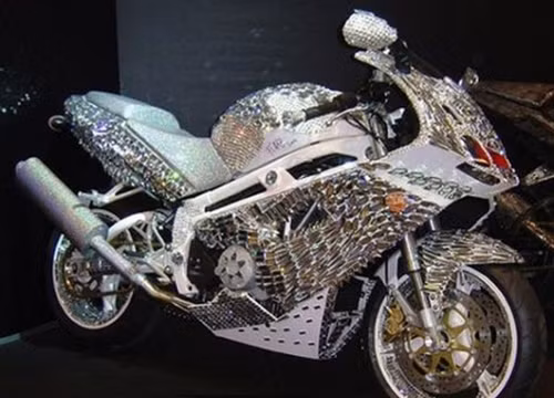Chiếc Ducati đắt nhất thế giới có lẽ cũng chính là chiếc xe của hoàng tử Al Waleed bin Talan với chi phí hơn 5 triệu USD. Chiếc xe đúng gu thẩm mỹ xa hoa của hoàng tử Ả Rập khi được nạm toàn bộ bằng kim cương.