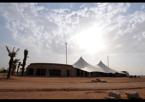 Ngoài ra, Hoàng tử Alwaleed còn sở hữu một trang trại kèm khu nghỉ dưỡng lớn ở ngoại ô Riyadh (Ả Rập Saudi). Trang trại này có diện tích hơn 120 mẫu, một sở thú mini, chuồng ngựa và 5 hồ nhân tạo.