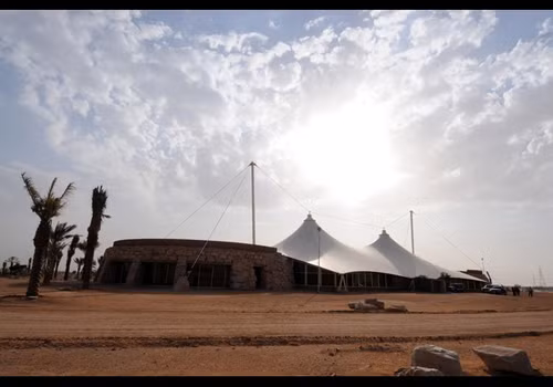 Ngoài ra, Hoàng tử Alwaleed còn sở hữu một trang trại kèm khu nghỉ dưỡng lớn ở ngoại ô Riyadh (Ả Rập Saudi). Trang trại này có diện tích hơn 120 mẫu, một sở thú mini, chuồng ngựa và 5 hồ nhân tạo.