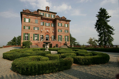 Ngoài ra, Alwaleed cho thấy độ ăn chơi "ngất trời" không ai sánh kịp của mình bằng những khu nghỉ dưỡng rộng hàng chục ha ở nhiều nơi trên thế giới. Trong ảnh là biệt thự Castel of Castagneto nơi Alwaleed chọn làm chỗ nghỉ ngơi khi đến châu Âu.