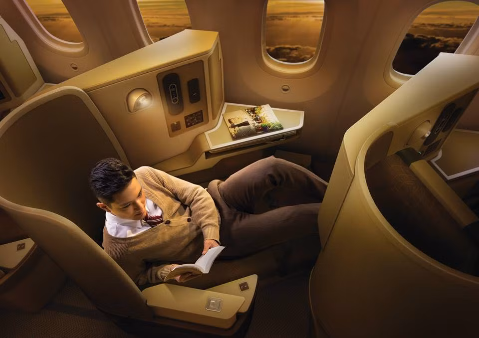 Theo lời giới thiệu của Chủ tịch Hội đồng quản trị Vietnam Airlines, ông Phạm Viết Thanh, với những tính năng tiện lợi, an toàn, thân thiện với môi trường, máy bay Boeing 787 Dreamliner sẽ giúp cho các khách hàng của Vietnam Airlines có những trải nghiệm hoàn toàn mới mẻ. Trong hình là không gian rộng rãi, sang trọng trên khoang hạng Thương gia của máy bay.