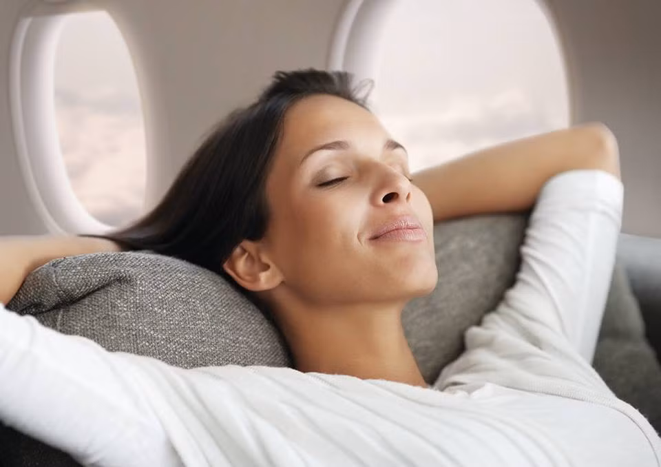 Nội thất của chiếc Boieng 787 Dreamliner được thiết kế hướng đến sự thoải mái, mang lại cảm giác thư thái cho khách hàng. Cửa sổ lớn hơn, tầm nhìn rộng hơn, điều chỉnh điện tự động độ xuyên sáng. Hệ thống ánh sáng có thể điều chỉnh theo nhịp sinh học.