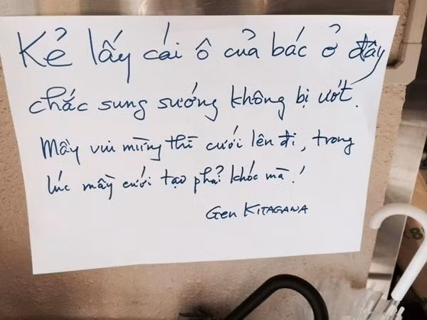 Nội dung mẩu giấy mới: "Kẻ lấy cái ô của bác ở đây chắc sung sướng không bị ướt. Mầy vui mừng thì cười lên đi. Trong lúc mầy cười tao phải khóc mà!". Không kết luận học sinh Việt Nam lấy ô của bác nữa, nhưng bác Gen vẫn viết bằng tiếng Việt.
