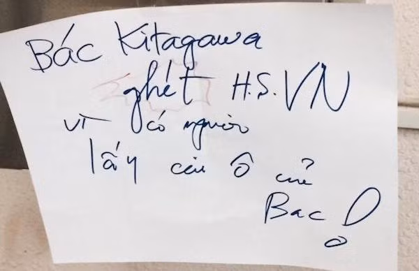 Hàng loạt người xông vào... kết bạn với bác Gen Kitagawa để xin lỗi và bày tỏ sự xấu hổ của người Việt khi trong cộng đồng Việt Nam lại có người xấu đến mức trộm cả cái ô của bác. Có người kêu gọi ai đã lấy ô của bác nên mang trả lại để rồi sau đó thêm nhiều người xót xa khi chẳng có chiếc ô nào được trả về. Chỉ một số ít người đặt câu hỏi với bác Gen Kitagawa về cơ sở khiến bác kết luận học sinh Việt Nam lấy ô của bác. Không chứng minh được, bác Gen đã ngỏ lời xin lỗi trên trang cá nhân, tháo bỏ mẩu giấy của mình và thay bằng một mẩu giấy khác...
