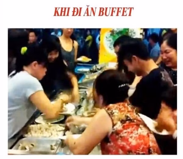 Những hình ảnh tranh giành đồ ăn, lấy đồ ăn nhiều vô tội vạ cũng gây tai tiếng cho người Việt. Ảnh: Internet.