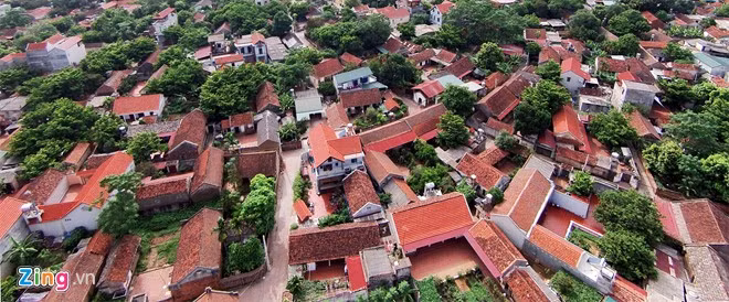 Đường ngõ trong làng đều là ngõ cụt để đề phòng trộm cướp. Thông thường các nhà đều có cửa bí mật và đường tắt ra sân đình.