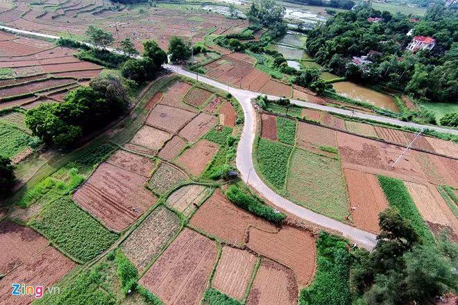 Các con đường vào làng nhỏ hẹp, uốn lượn như những dòng suối chảy.