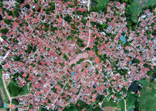 Làng Mông Phụ là nơi còn giữ nguyên được nét đẹp cổ xưa với nhà mái ngói đỏ, xen giữa là những lùm cây xanh. Các ngôi nhà được xây thêm tầng với mái tôn thông thường thuộc về các làng giáp ranh của xã Đường Lâm.