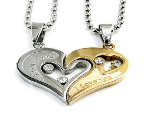 Dây chuyền đôi hình tim này là một trong những món quà đôi cho ngày Valentine lý tưởng.
